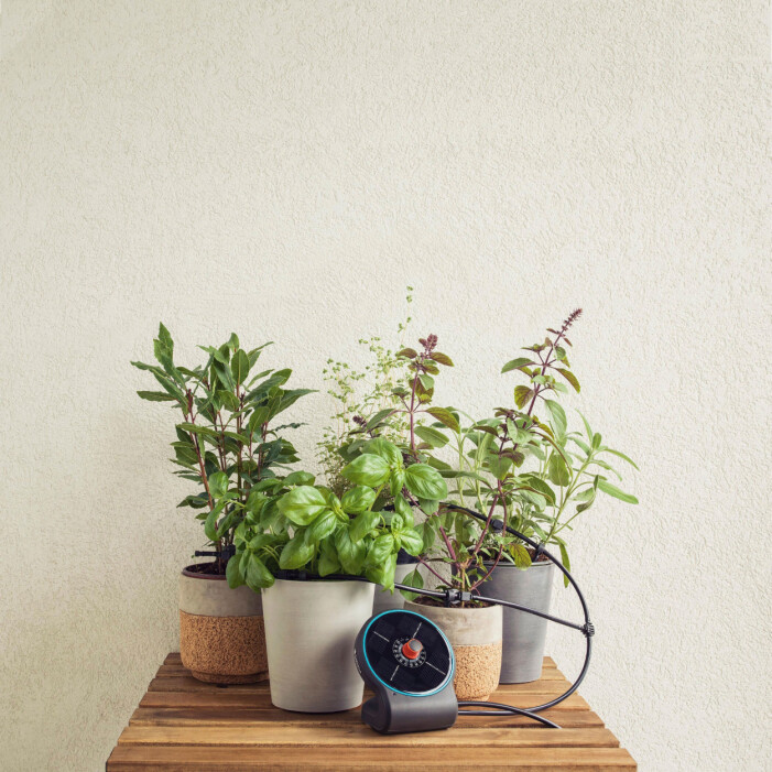 Är du bortrest i sommar? Numera finns det många självbevattningssystem som gör jobbet åt dig och håller blommor och växter i toppskick. Foto: Gardena. Självbevattningssystem från Gardena