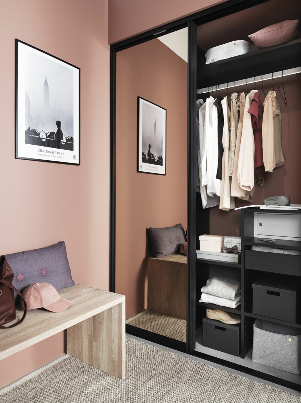 Häng upp kläder för att maxa ytan, men glöm inte småförvaringen till de mindre accessoarerna. Här har garderoben byggts in för att ta vara på varje kvadratmeter. Foto: Ballingslöv Snygg inbyggd garderob från Ballingslöv