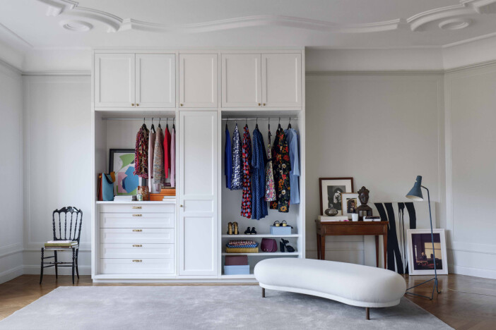 Kombinera både öppen och sluten garderobsförvaring för ett snyggt och funktionellt resultat. Foto: New Day Interior Garderob med både öppen och sluten förvaring från New Day Interior