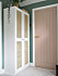 Garderob med dörrar med rottingväv gjorda av Lustliving