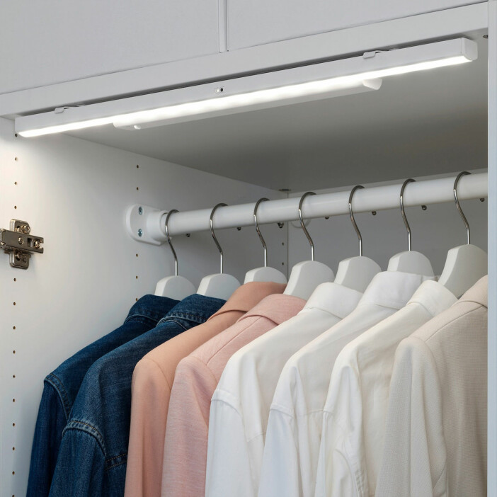 Garderobsbelysning kan göra stor skillnad för intrycket. Foto: Ikea garderobsbelysning från Ikea