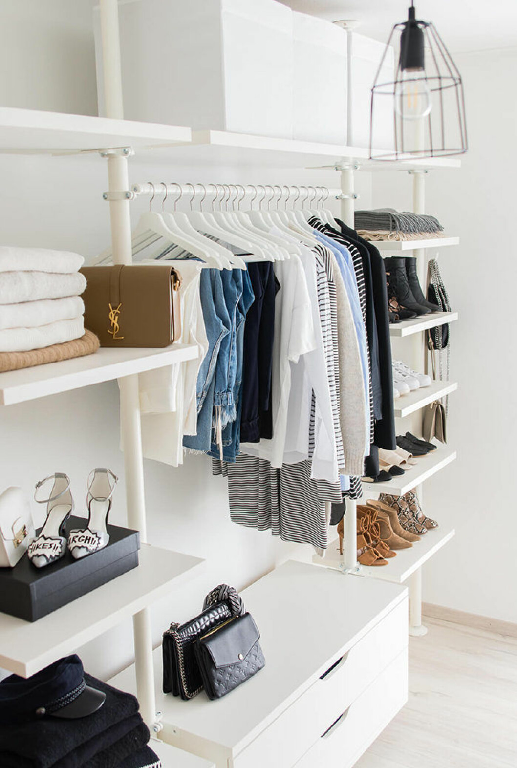 Foto: <a href="https://www.sarahvonh.com/2016-04-5-tipps-fuer-minimalismus-im-kleiderschrank/" target="_blank" rel="noopener">Sarahvonh</a> garderobsrensning
