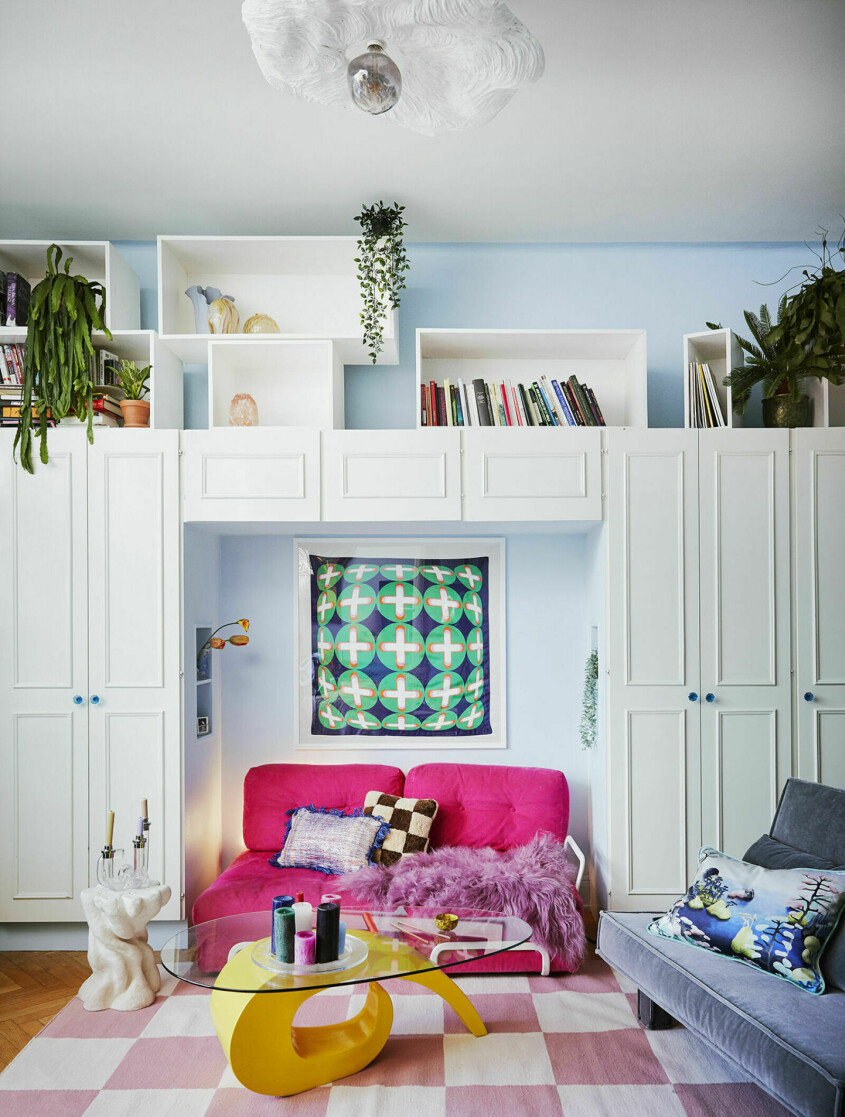 <span class=" bold" data-lab-bold_desktop="bold">Tips!</span> Är garderobsväggen inte tillräcklig? Utnyttja ytan ovanför för övrig småförvaring. Foto: Fanny Rådvik Stylist: Dennis Valencia | Syns i: <a target="_blank" href="https://www.elle.se/decoration/hemma-hos-seinabo-sey/8601666" class="">Titta in i Seinabo Seys mysiga etta på Södermalm i Stockholm</a>. Garderobsvägg hemma hos Seinabo Sey