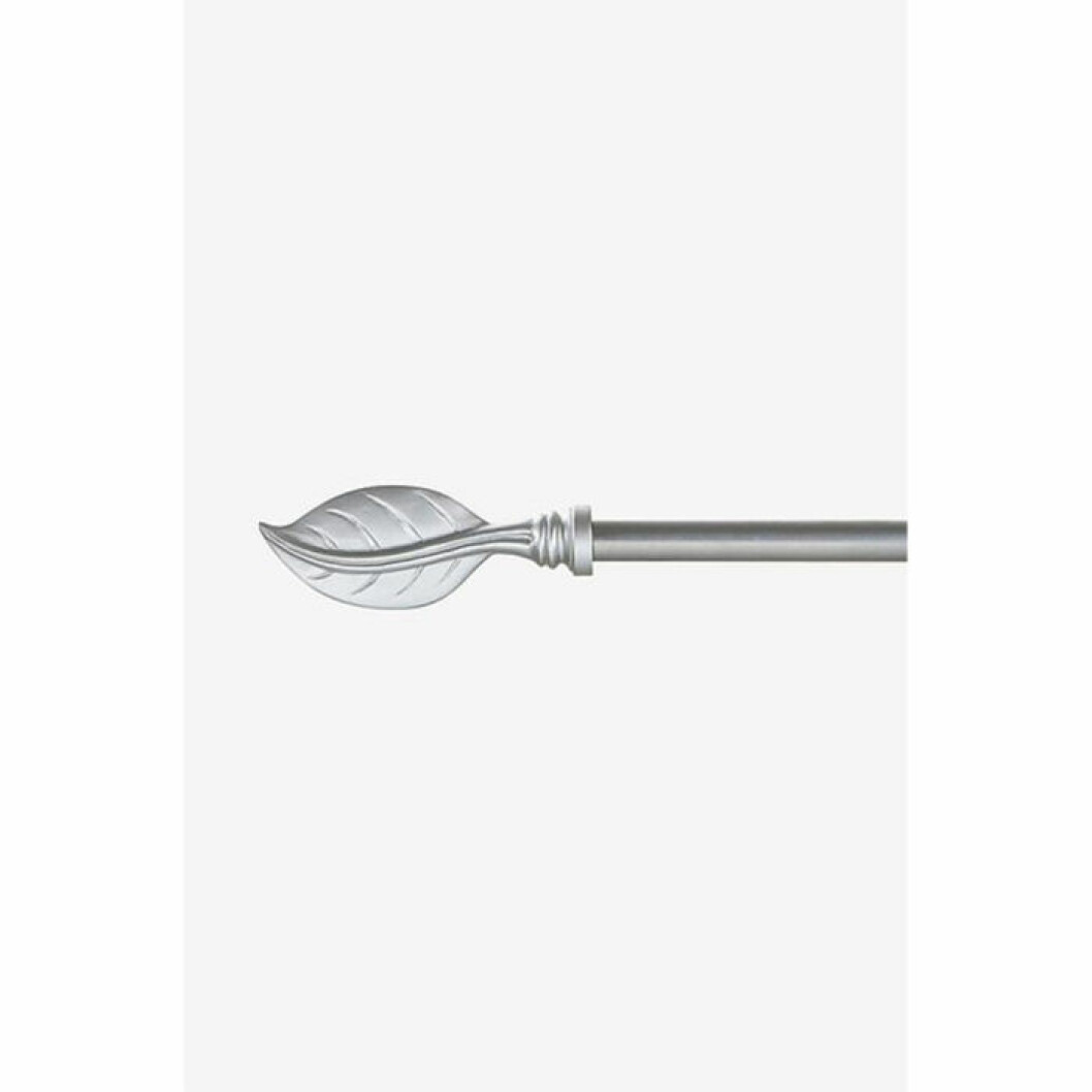 Gardingstång i silver med löv-detalj från Jotex. <a href="http://www.awin1.com/cread.php?awinaffid=439039&awinmid=9961&clickref=gardiner&p=https%3A%2F%2Fwww.jotex.se%2Falma-gardinstang%2F1063951-02" target="_blank" rel="noopener">Här kan du läsa mer och köpa den</a>. Gardingstång i silver med löv-detalj