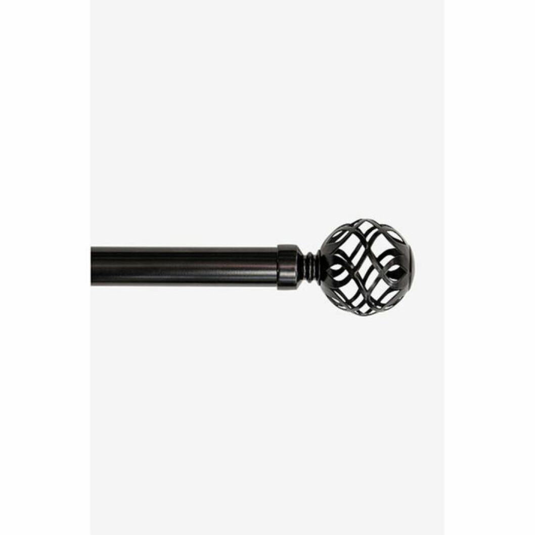 Svart gardingstång med detalj från Ellos Home. <a href="http://www.awin1.com/cread.php?awinaffid=439039&awinmid=8905&clickref=gardiner&p=https%3A%2F%2Fwww.ellos.se%2Fhasta%2Fsmilla-gardinstang-25-28-mm%2F1512533-02" target="_blank" rel="noopener">Här kan du läsa mer och köpa den</a>. Svart gardingstång med detalj