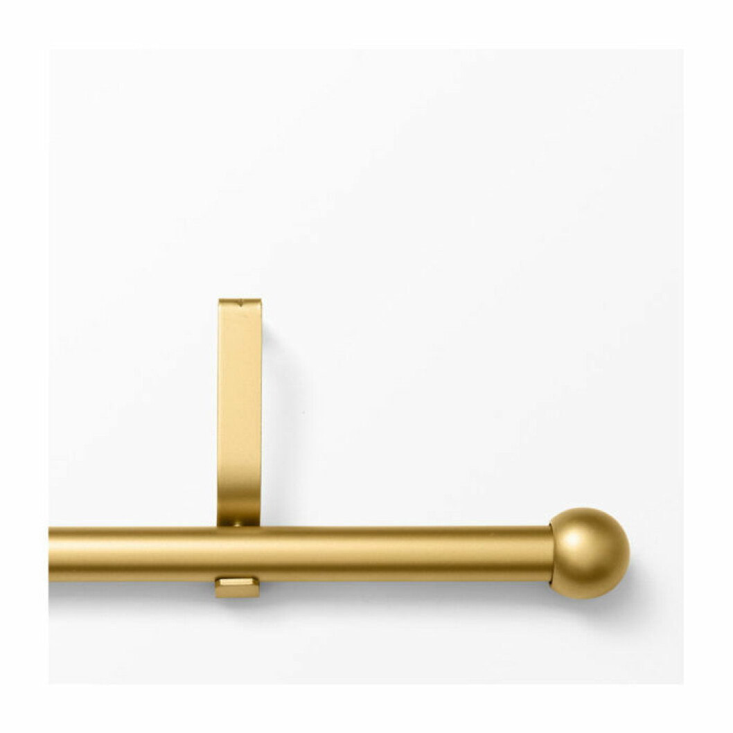 Gardinstång i guld från Åhléns. <a href="https://track.adtraction.com/t/t?a=1136856392&as=1213658063&t=2&tk=1&epi=gardiner&url=https://www.ahlens.se/Inredning/textil/gardiner/gardinstanger-652933/ahlens-gardinstangset-flex-160-300-cm-guld-88416632/" target="_blank" rel="noopener">Här kan du läsa mer och köpa den</a>. Gardingstångsset i guld från Åhléns
