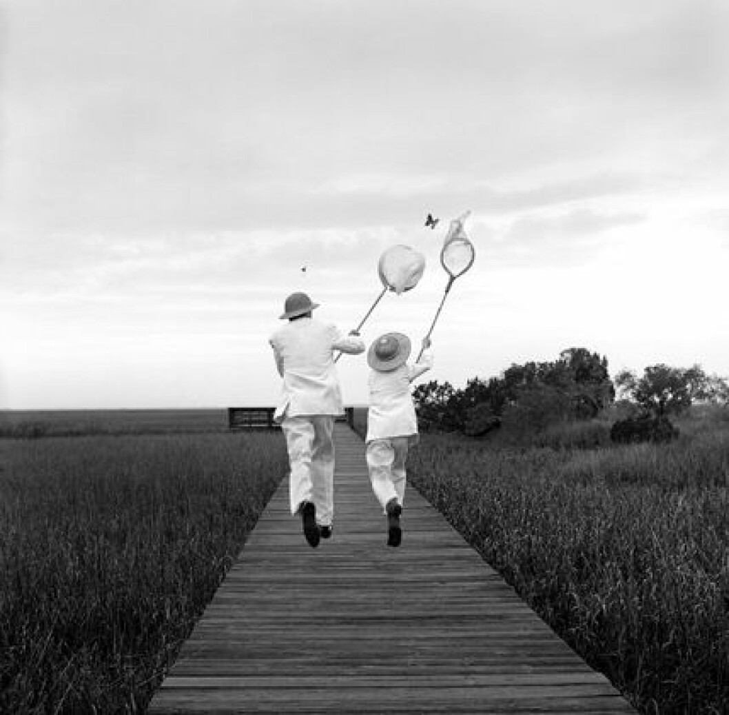 Gary and Henry Chasing Butterfly av Rodney Smith, 1996, 50×50 cm, edition 25, 170 000 kronor, The Photo Gallery. gary and henry chasing butterfly