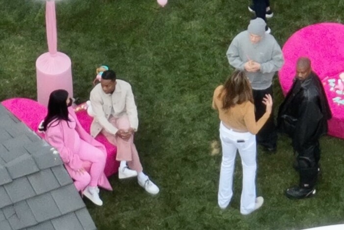 Inzoomade flygfoton visar Kanye West på plats, pratandes med andra gäster. Till vänster i bild sitter värdparet Kylie Jenner och Travis Scott. Kylies babybula syns under den rosa byxdressen. gäster på kalaset