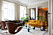 Vardagsrummet går i naturnära toner med en senapsgul soffa och bruna fåtöljer
