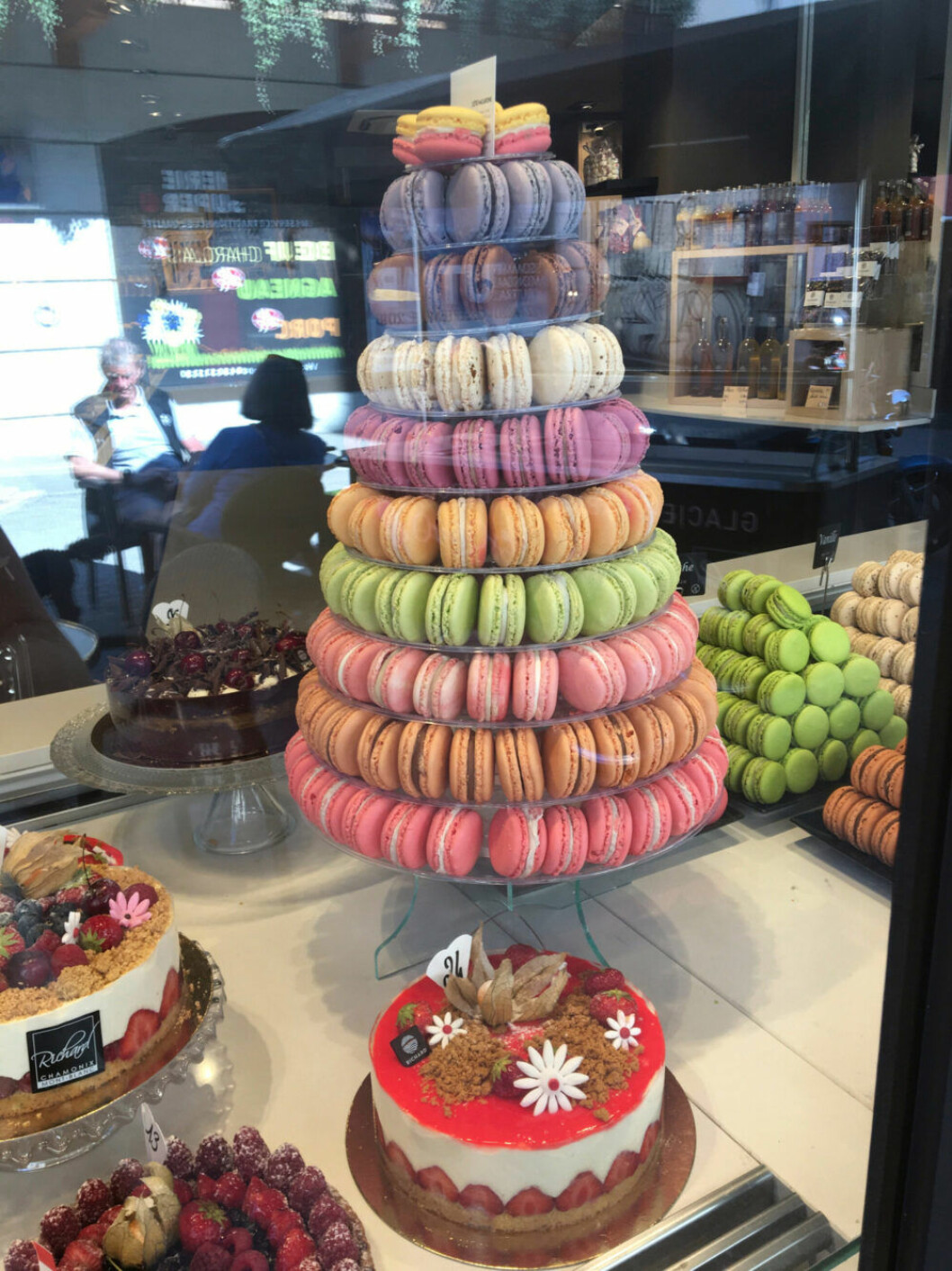 Ljuvliga desserter i mängder. Macarons på ett konditori i Genève