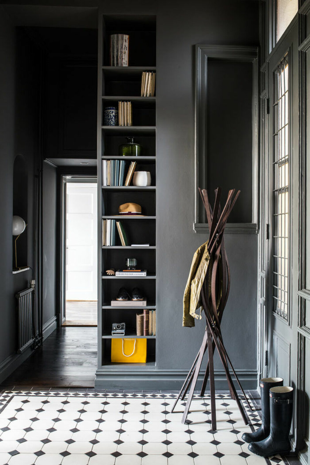 Av: Anna Bjelkholm Foto: Johanna Hagbard Syns i: <a href="https://www.elle.se/decoration/drommig-sekelskiftesvaning-i-goteborg/">Drömmig sekelskiftesvåning i hjärtat av Göteborg</a> Satsa på hemmet tomma ytor.