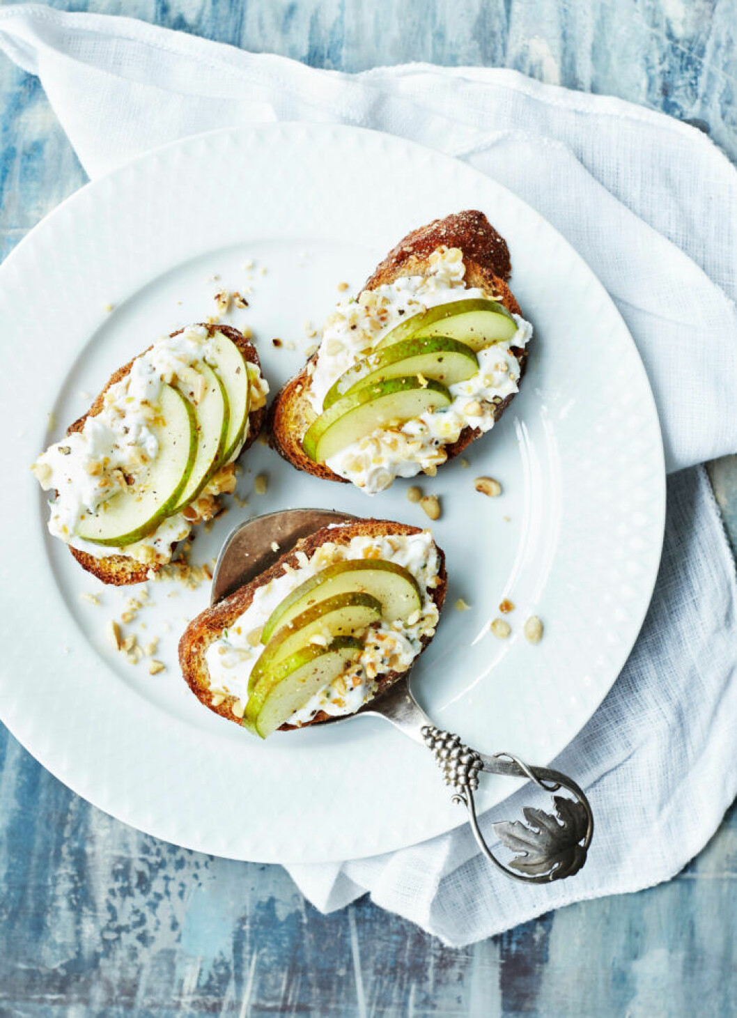 Getostsnittar med päron och pinjenötter.