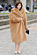 Carine Roitfeld nell'iconico cappotto da orsacchiotto a Milano 2013.  Foto: Jacopo Raule