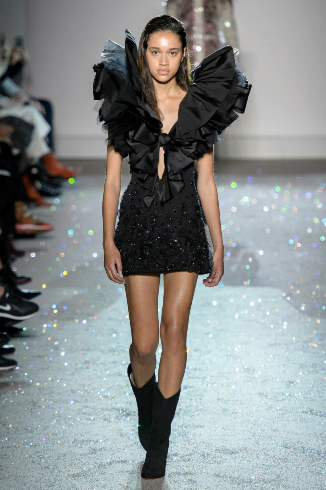 Olika texturer på Giambattista Vallis SS19 couture–visning i Paris