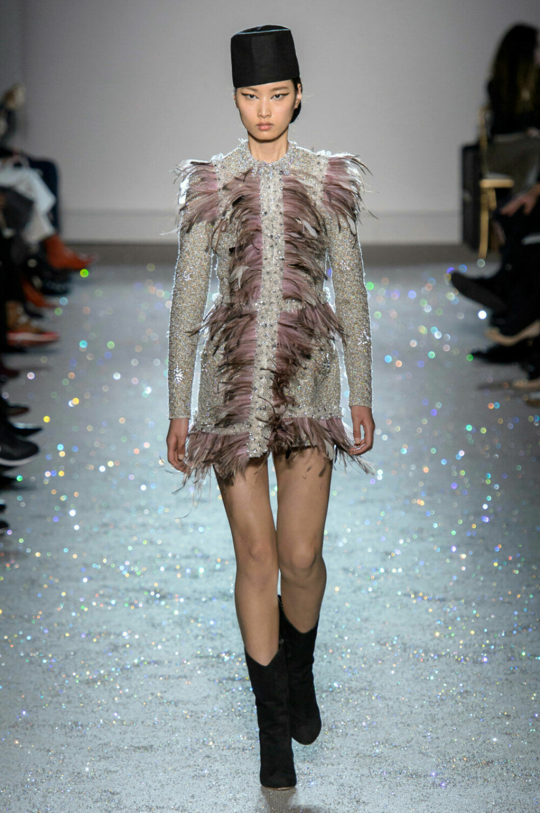 Ljusgråa toner på Giambattista Vallis SS19 couture–visning i Paris