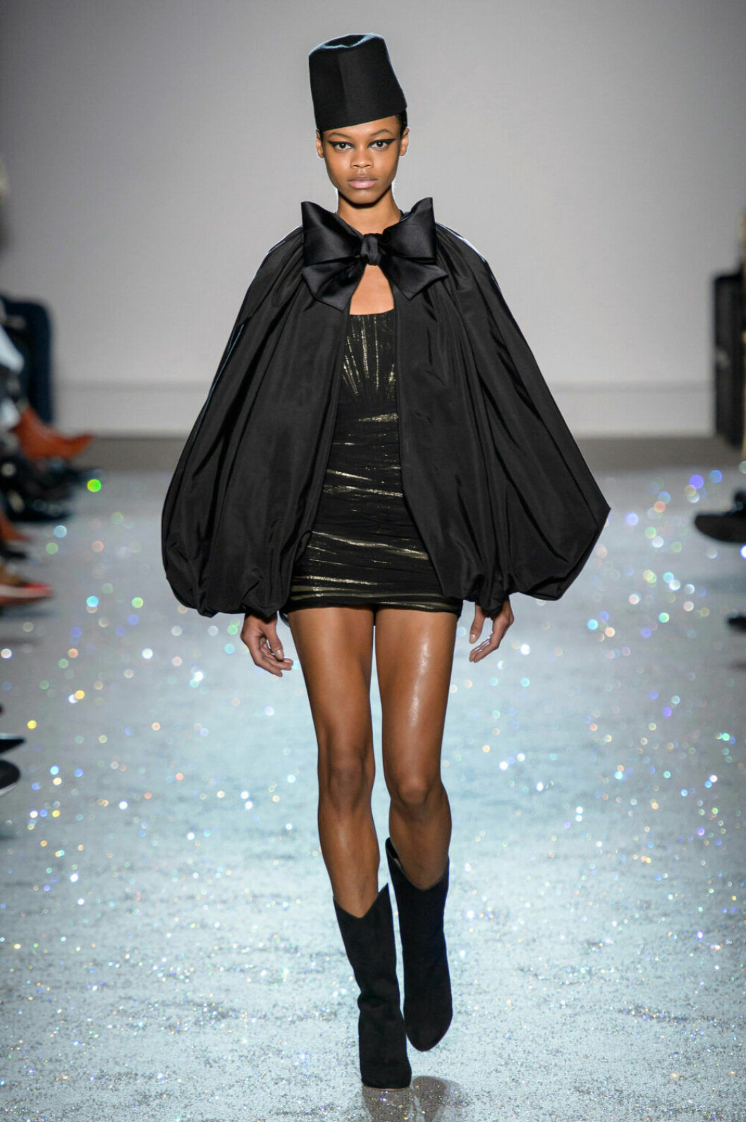 Svart cape på Giambattista Vallis SS19 couture–visning i Paris