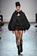Svart cape på Giambattista Vallis SS19 couture–visning i Paris