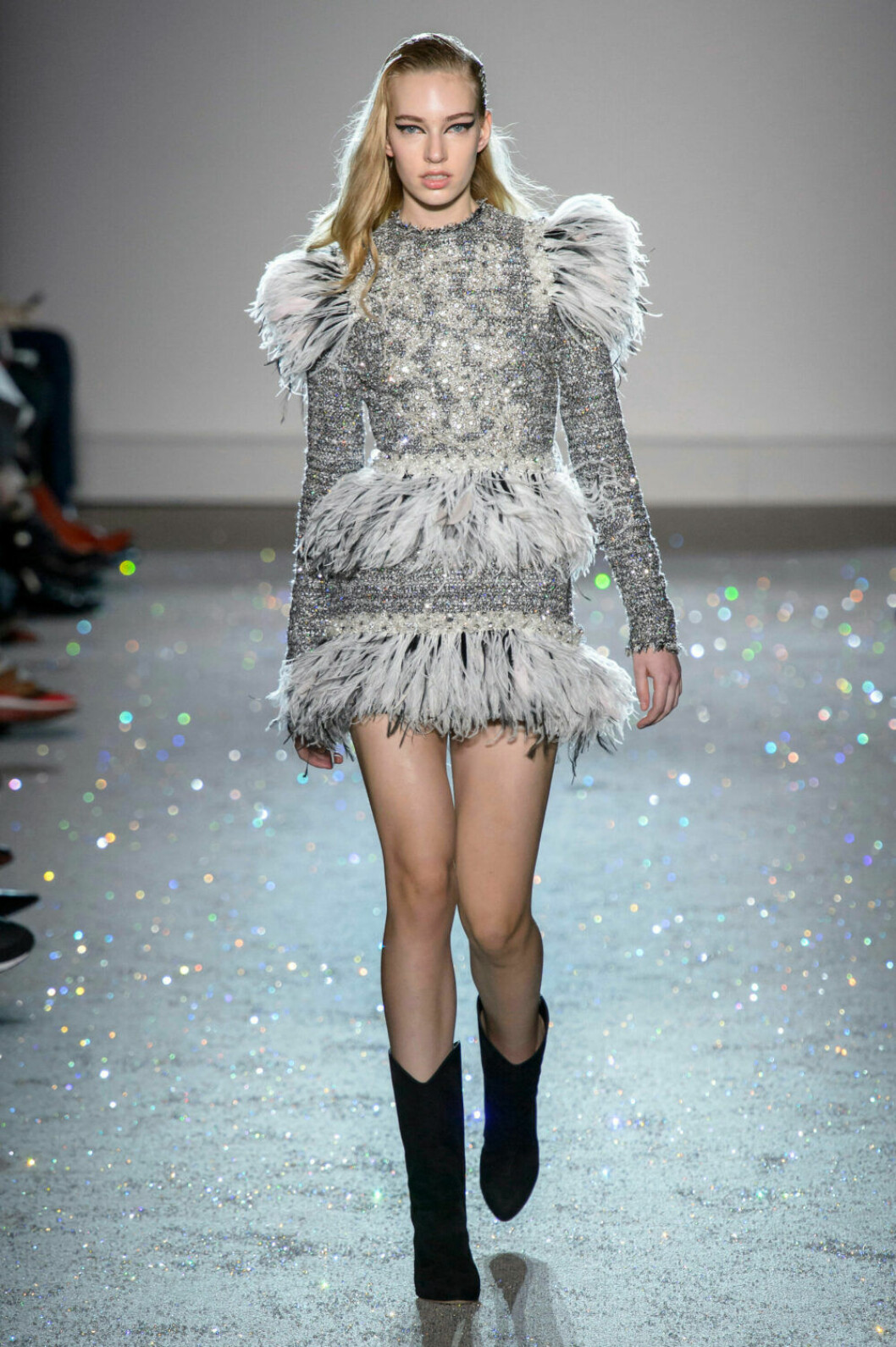 Duvgrått på Giambattista Vallis SS19 couture–visning i Paris