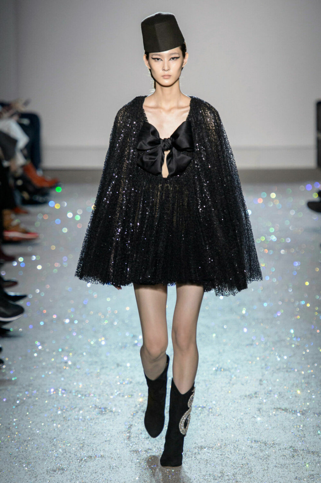 Glittrig cape på Giambattista Vallis SS19 couture–visning i Paris
