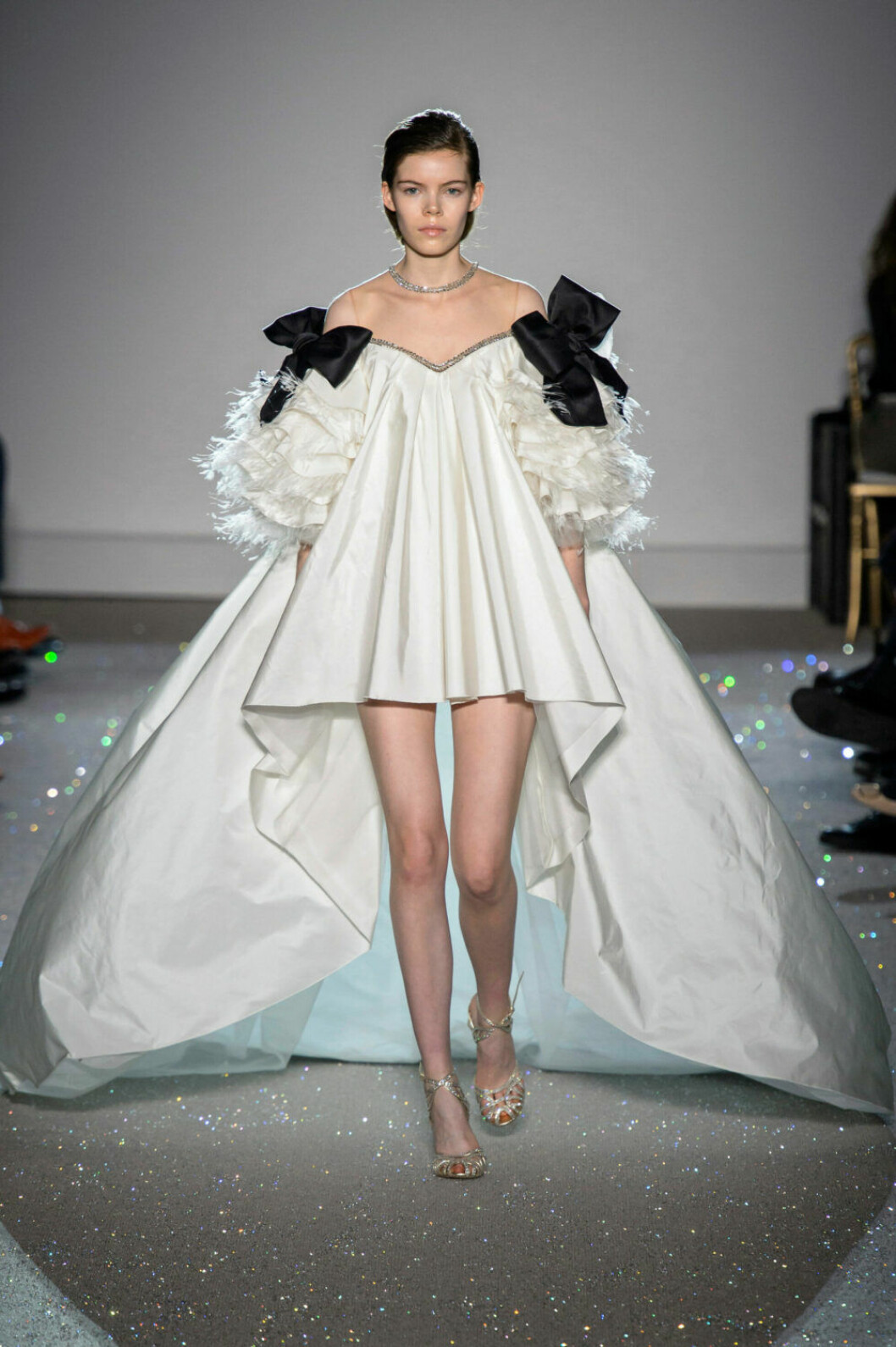 Vitt i mängder på Giambattista Vallis SS19 couture–visning i Paris