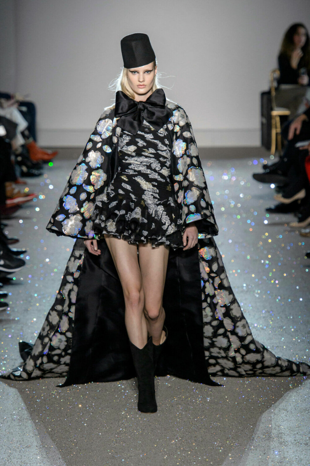 Släp och mönster på Giambattista Vallis SS19 couture–visning i Paris