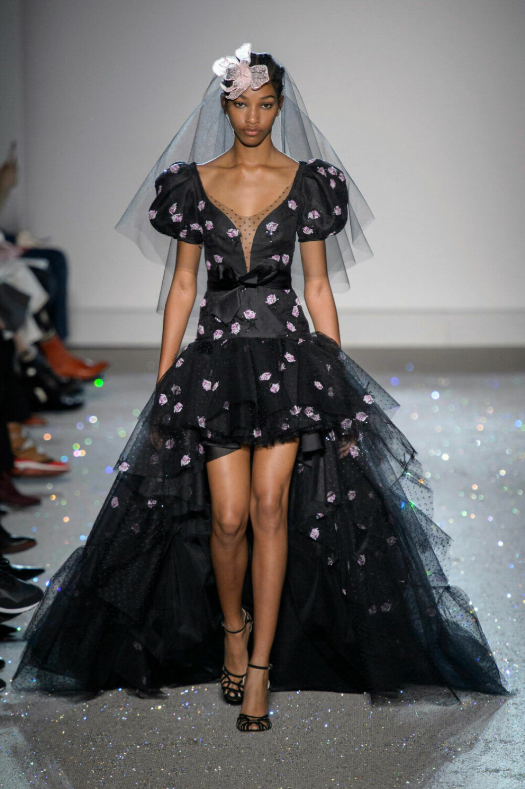 Oemotståndlig tylldröm på Giambattista Vallis SS19 couture–visning i Paris