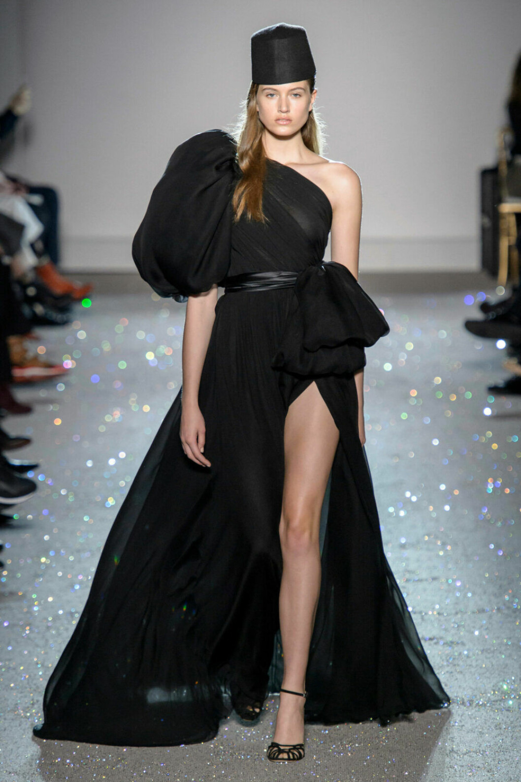 En axel bar på Giambattista Vallis SS19 couture–visning i Paris