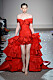 Axelbandslös röd klänning på Giambattista Vallis SS19 couture–visning i Paris