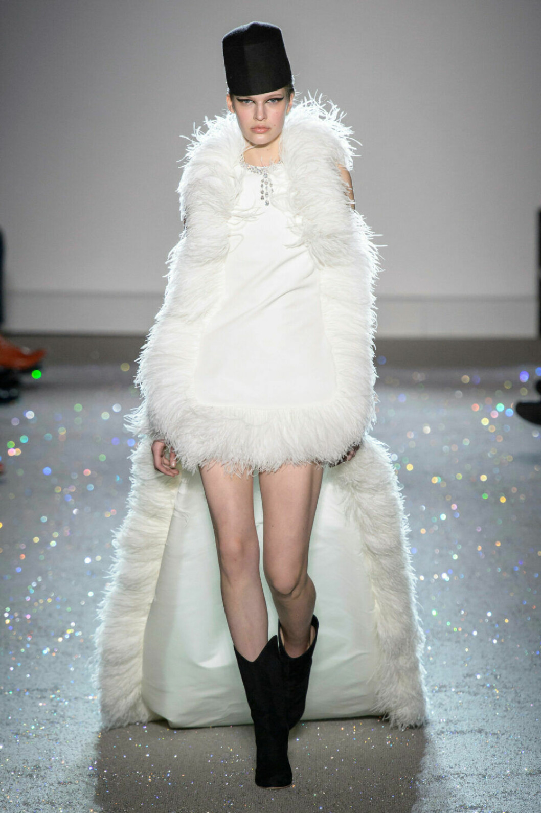 Vitt fluff på Giambattista Vallis SS19 couture–visning i Paris