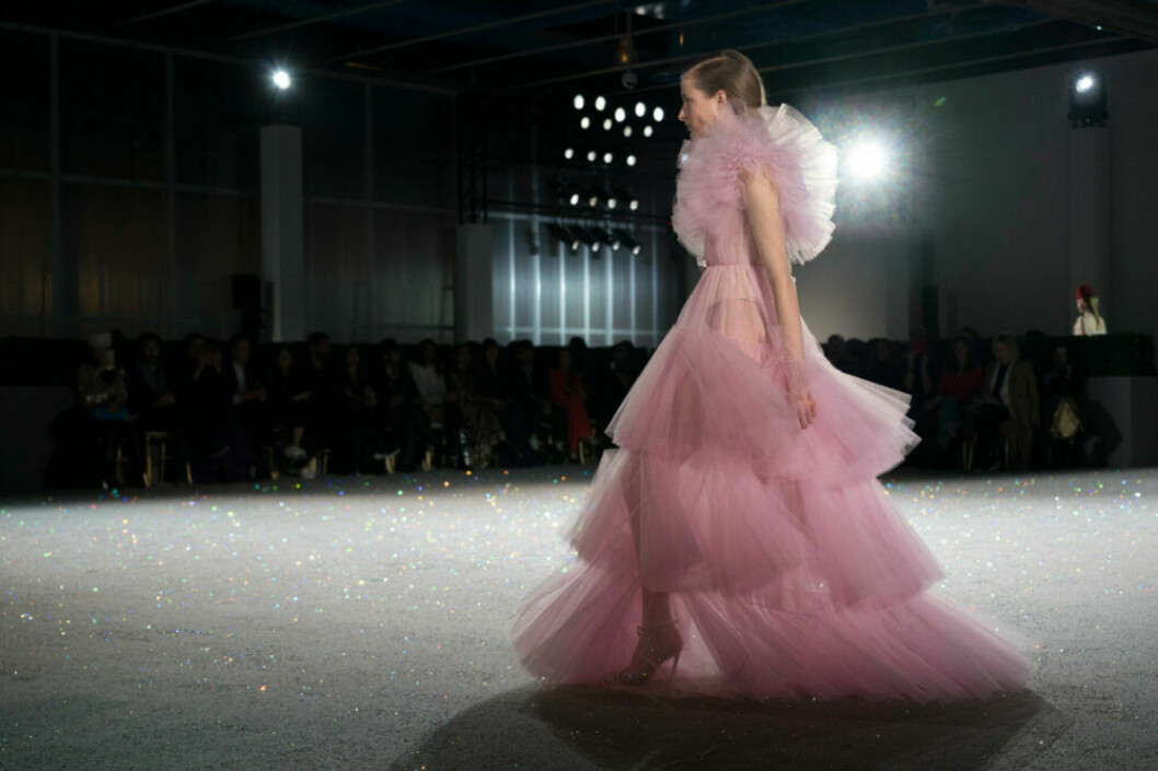 Magiskt ljusrosa på Giambattista Vallis SS19 couture–visning i Paris