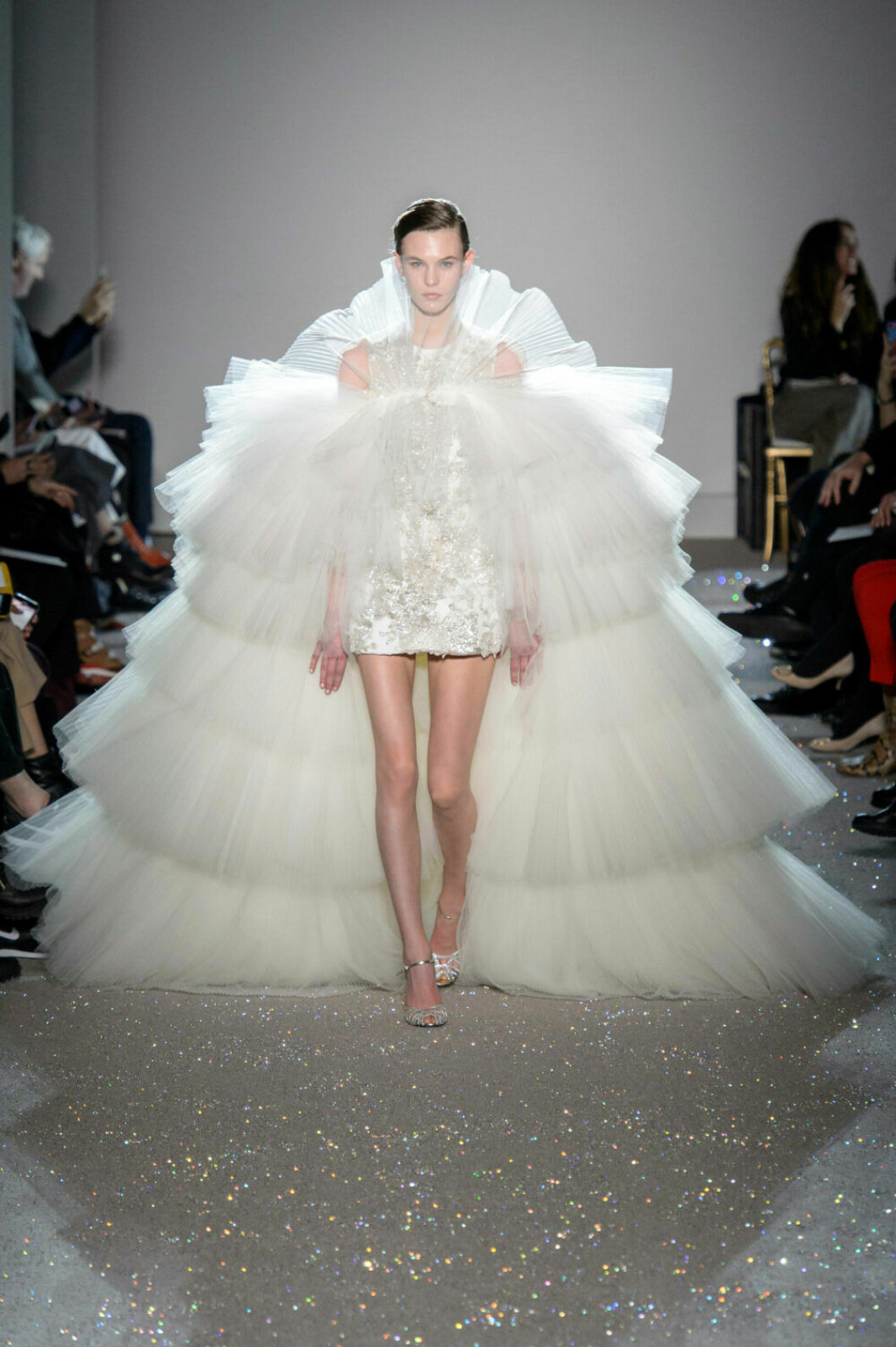 Vit tyllmagi på Giambattista Vallis SS19 couture–visning i Paris