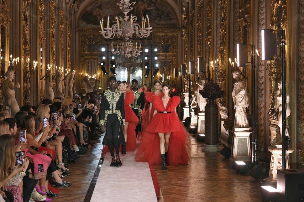 Giambattista Valli x H&M paradnummer.