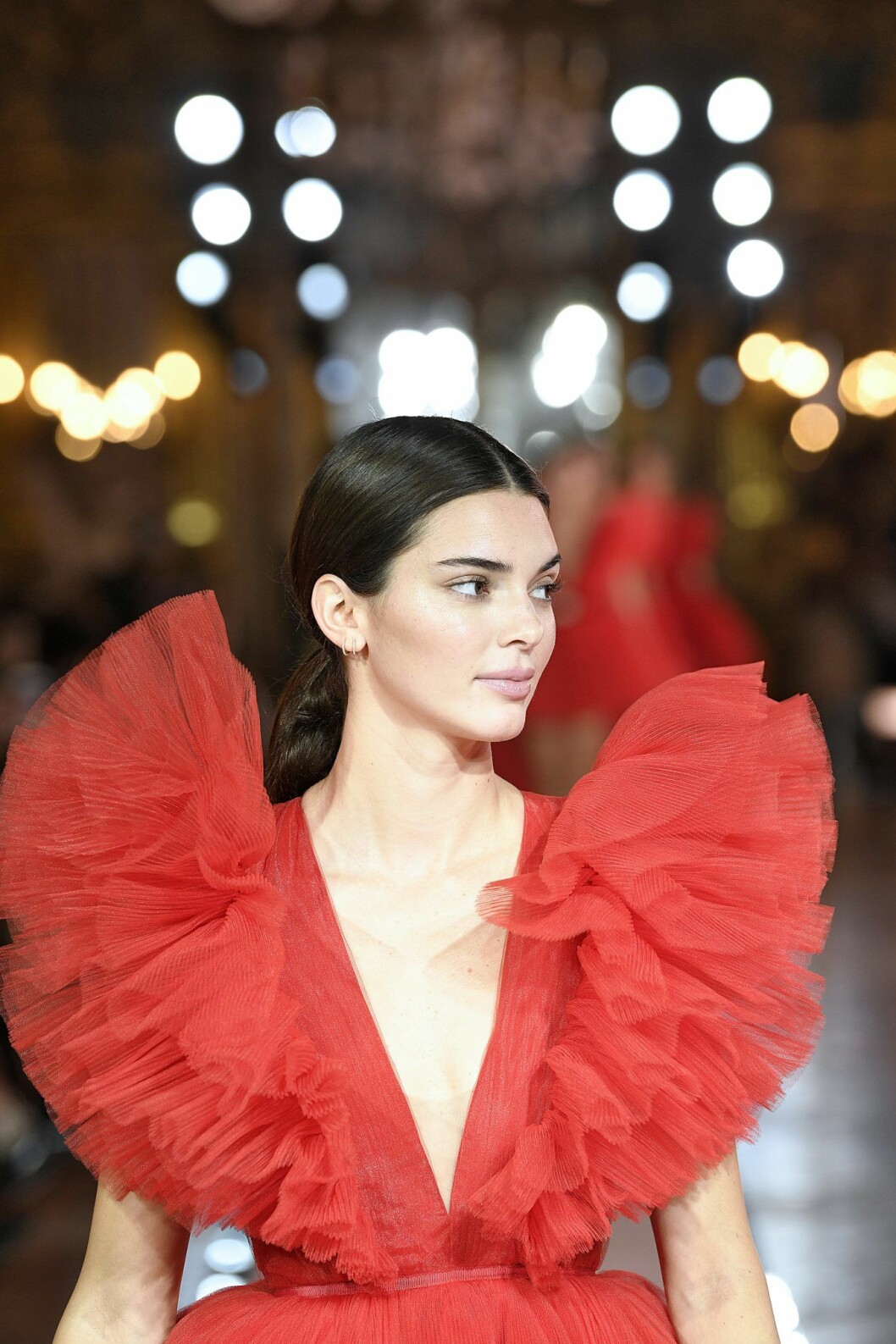 Kendall Jenner i röd tyll från Giambattista Valli x H&M.
