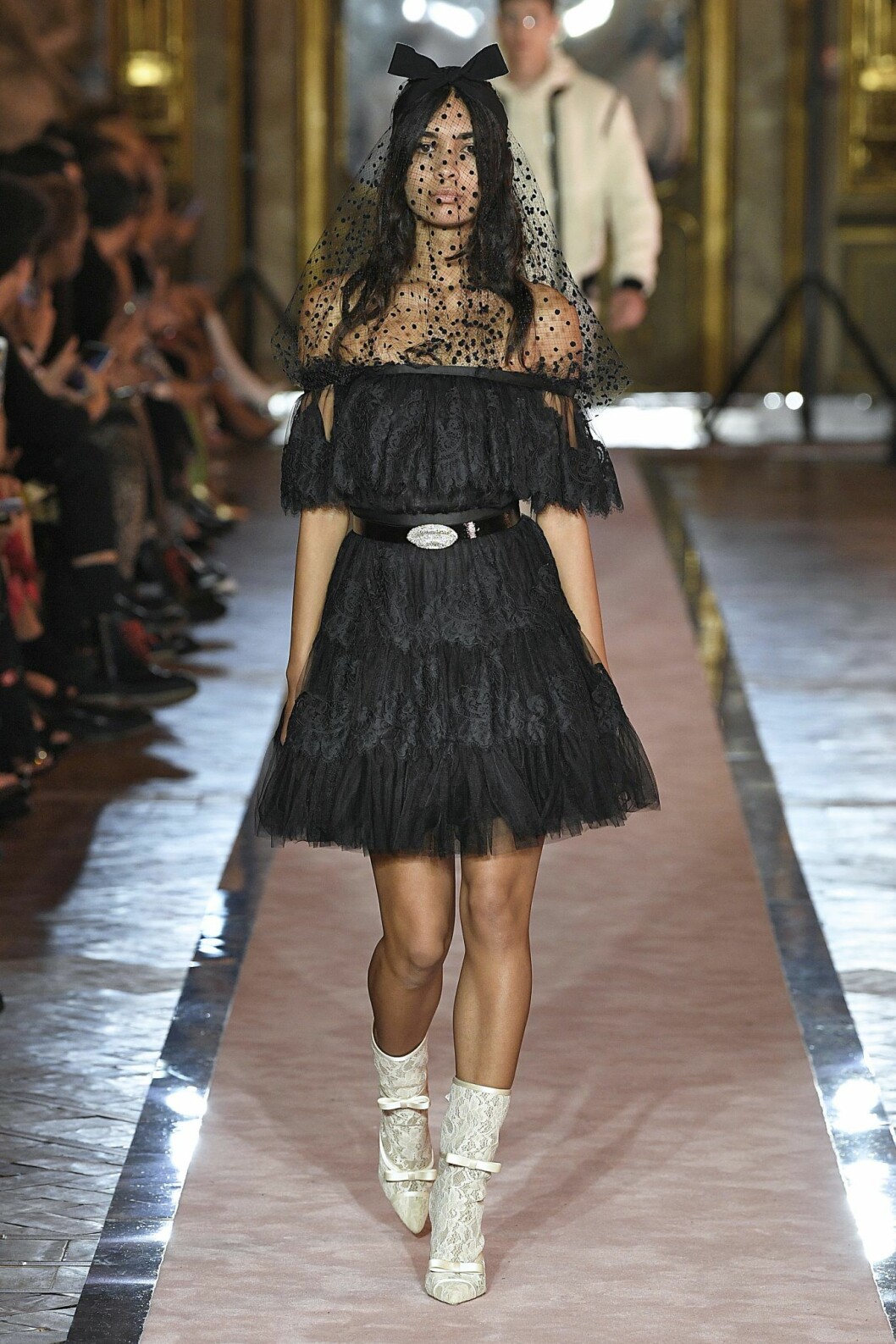 Svart tyllklänning med spets från Giambattista Valli x H&M.