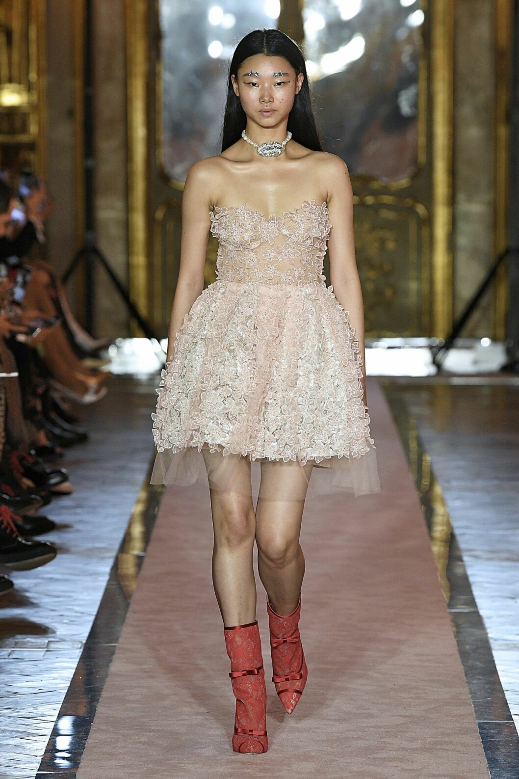 Puderrosa klänning med broderier från Giambattista Valli x H&M.