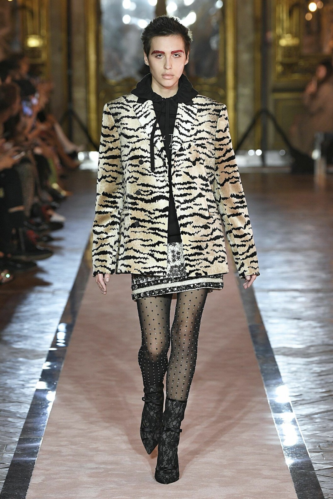 Tigermönstrad jacka från Giambattista Valli x H&M.