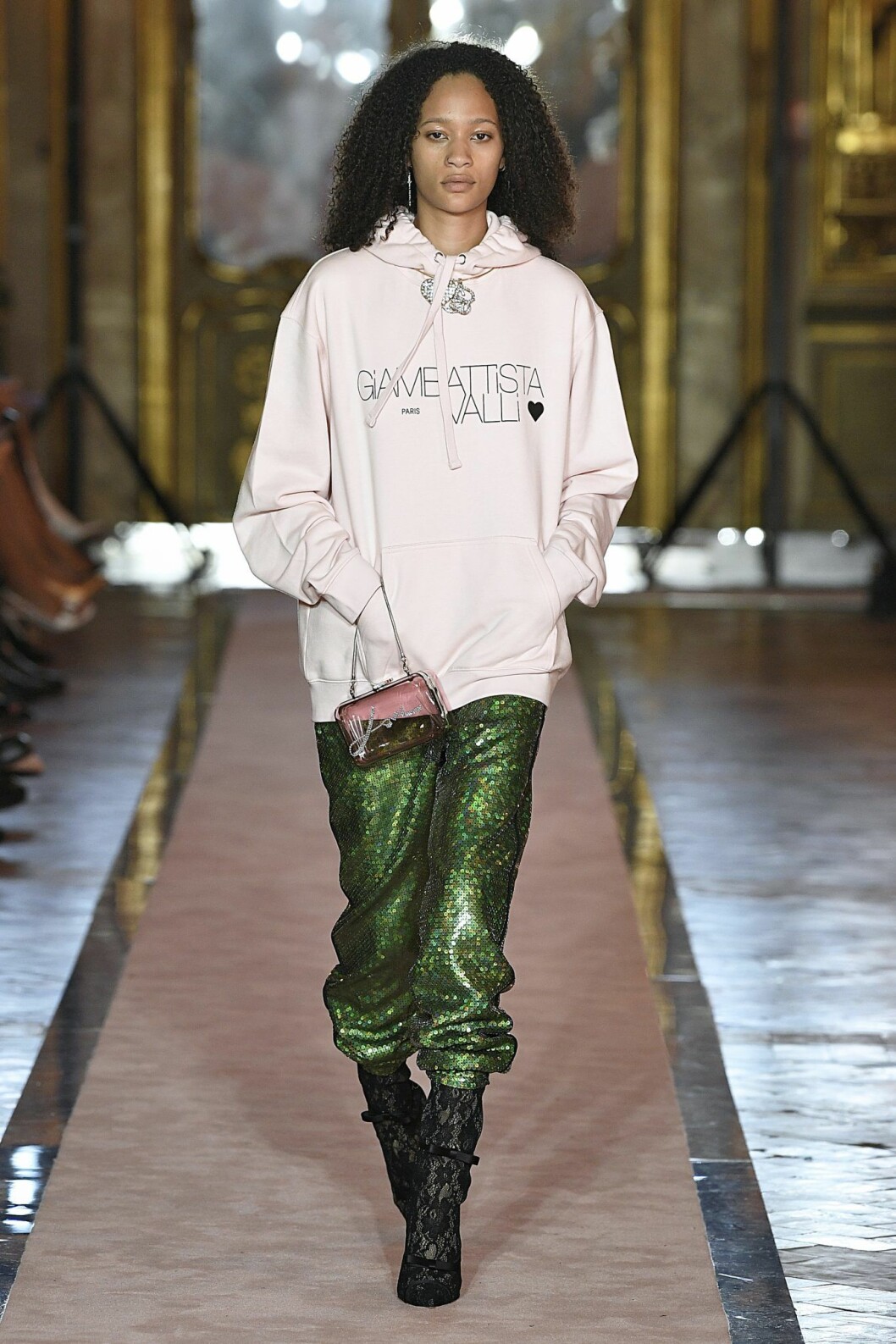 Rosa hoodtröja och gröna glitterbyxor från Giambattista Valli x H&M.