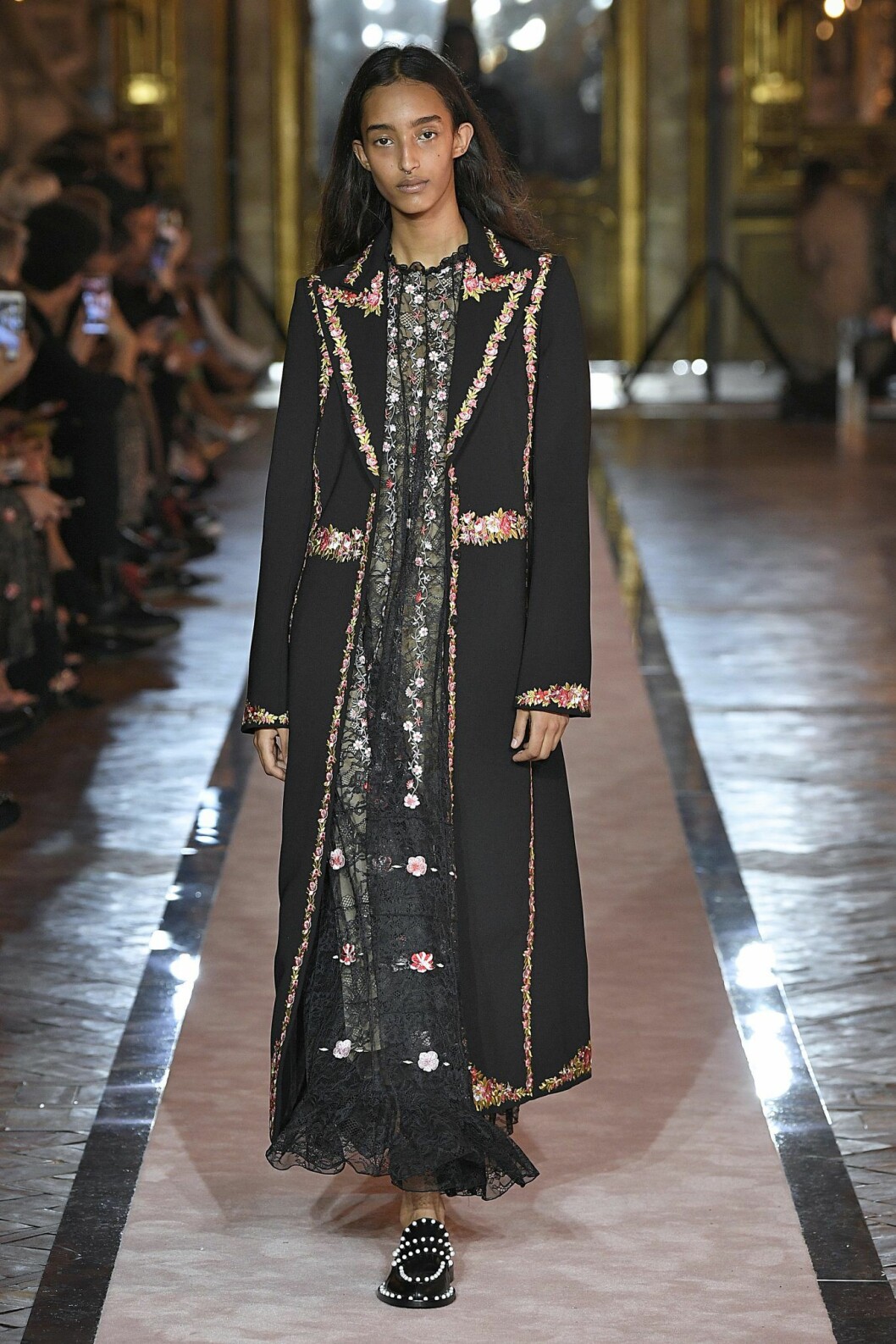 Svart kappa med blommiga detaljer Giambattista Valli x H&M.