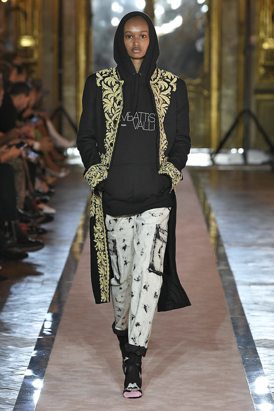 Svart lång kappa med leopardmönstrad insida Giambattista Valli x H&M.