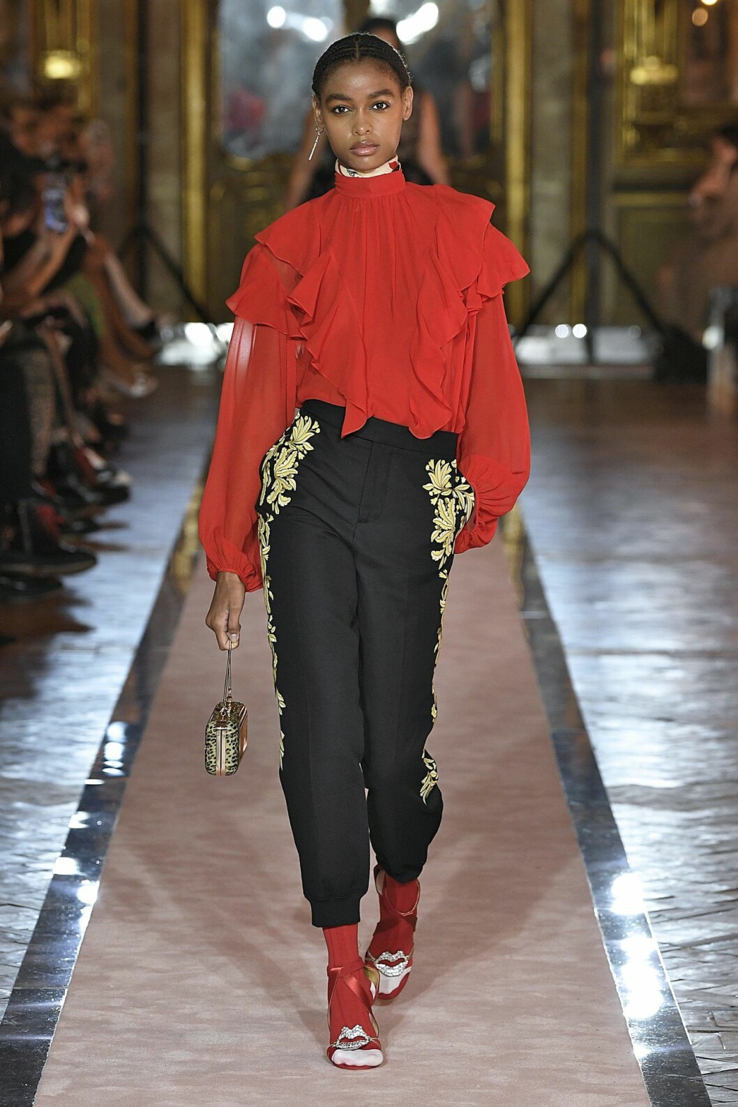 Röd topp med volanger från Giambattista Valli x H&M.