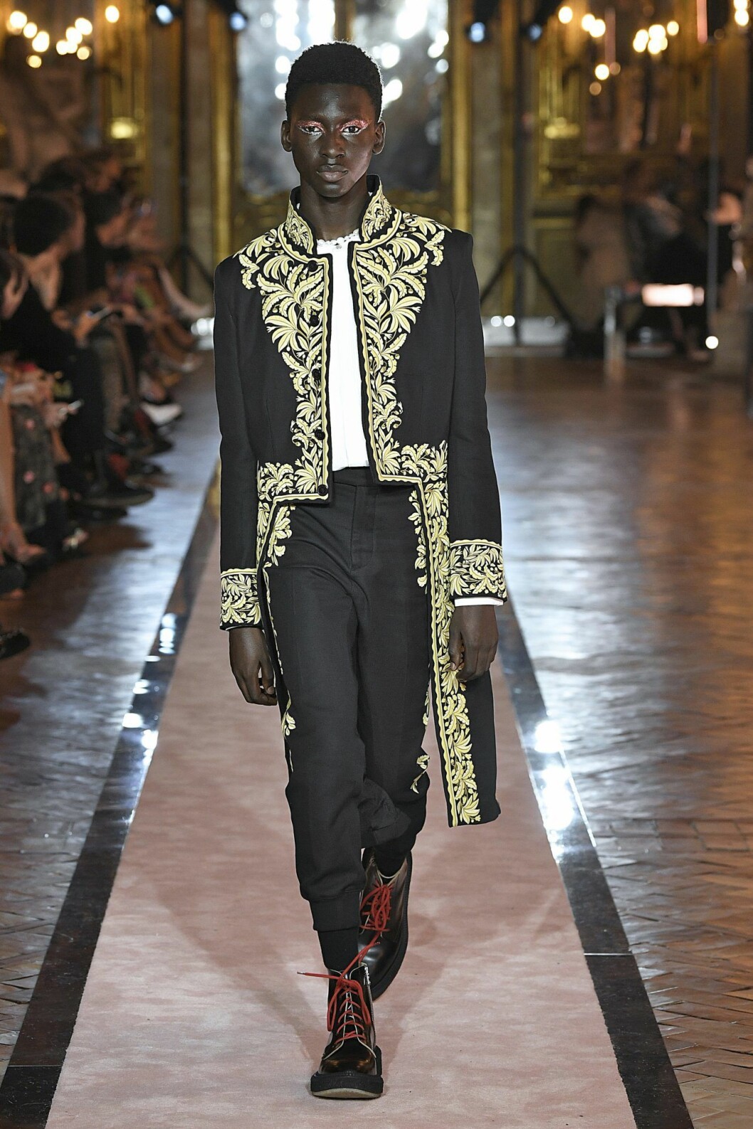 Svart skräddad look med gulddetaljer Giambattista Valli x H&M.