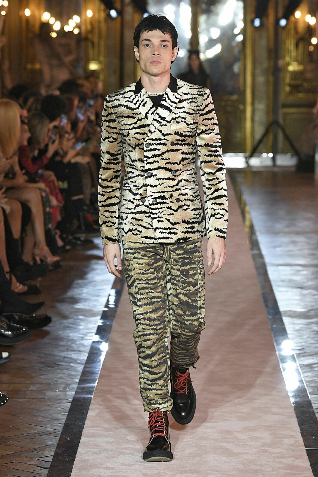 Tigermönstrad look från Giambattista Valli x H&M.