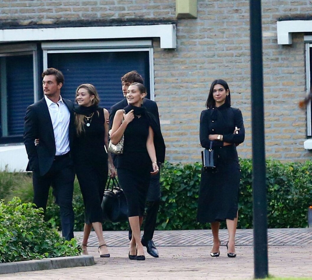 Förhållandet var ändå så pass seriöst att Tyler följde med Gigi och hennes familj på mormoderns begravning i Nederländerna. Här med Bella och Anwar Hadid och hans flickvän Dua Lipa. Gigi Hadid, Tyler Cameron, Bella Hadid, Anwar Hadid, Dua Lipa i Rotterdam
