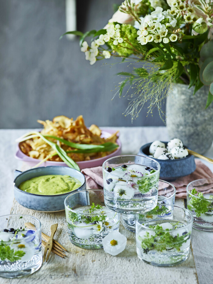 Bjud på gin och tonic med blommiga istärningar