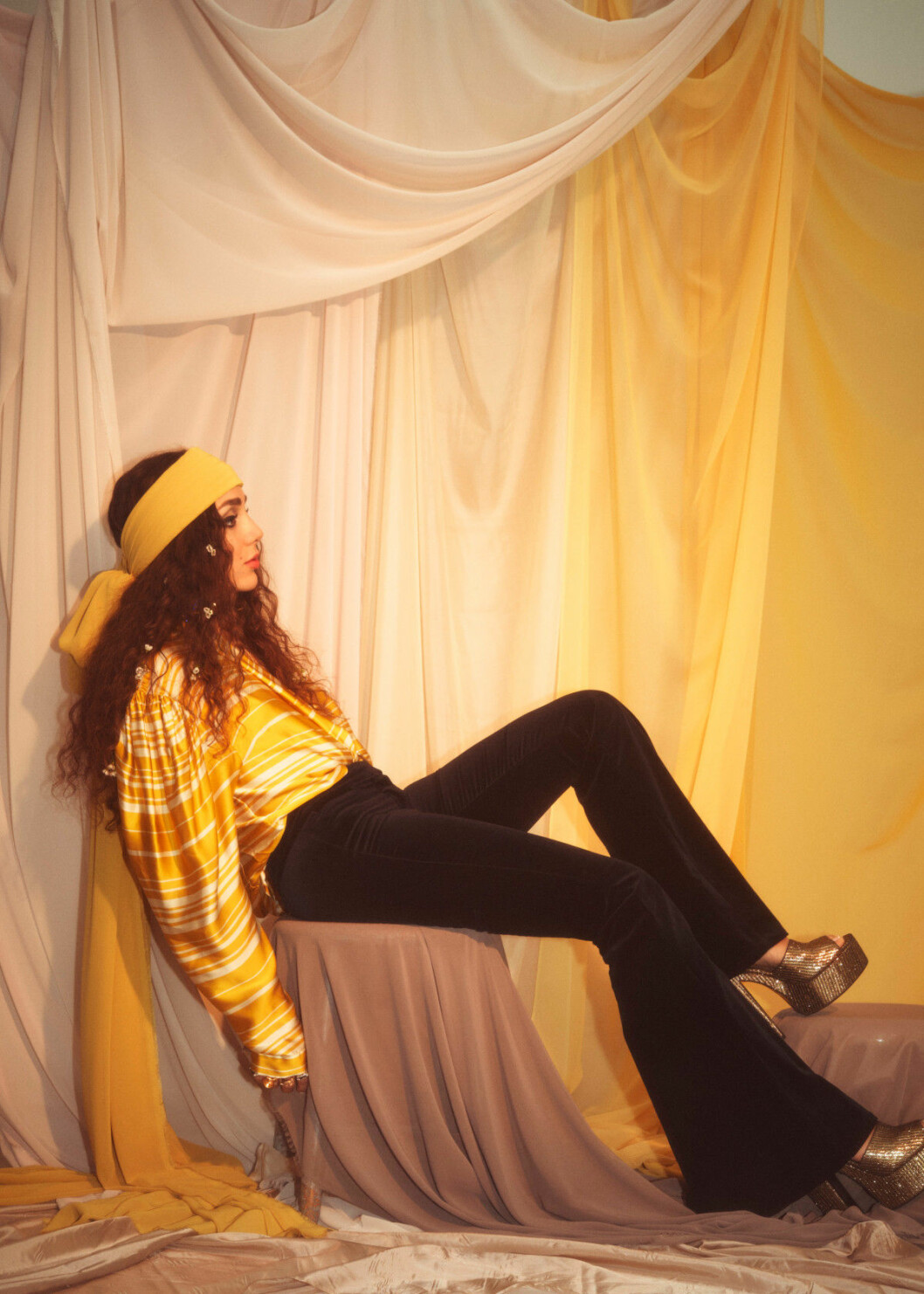 Blus, Dries Van Noten. Byxor, privat. Skor, Asos. Moldavitringar och bronsring med granater, båda Miriam Johannesson. Guldring, Christian Dior. Ring, Kristallrummet. Gina Dirawi ELLE Ginas Värld 4