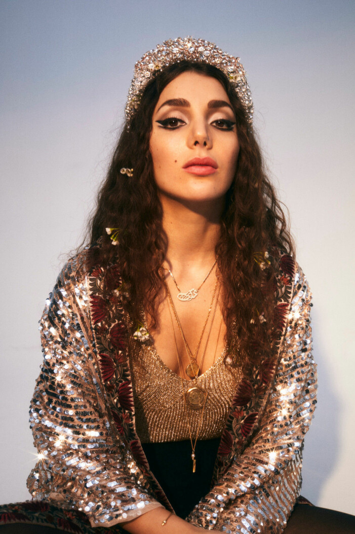 Kaftan, Free People. Tanktop, Chloé. Halsband med kedjor och text, privat. Halsband, Celine by Hedi Slimane. Hårsmycke, Robert Rydberg Studio. Gina Dirawi ELLE Ginas Värld 2