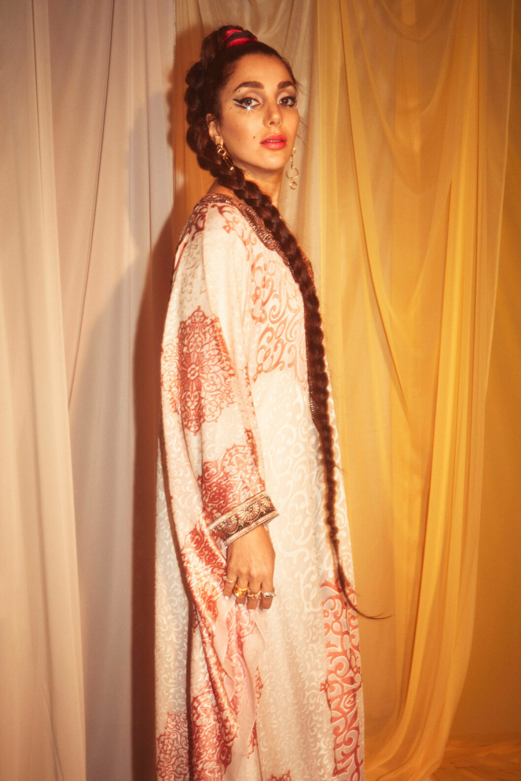Hårscarf, Acne Studios. Klänning och örhängen, båda privat. Ringar och bronsring, båda Miriam Johannesson. Ringar, Kristallrummet. Gina Dirawi ELLE Ginas Värld 5