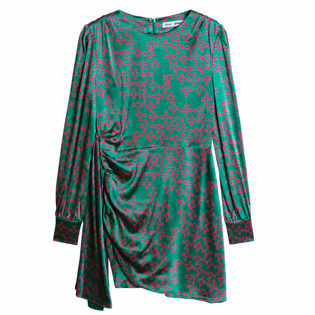 Klänning i kort modell med puffärmar. <a href="https://apprl.com/al/4ypH/" target="_blank" rel="noopener">Här kan du köpa den</a>. Klänning med kvinnosymbol från Gina tricot