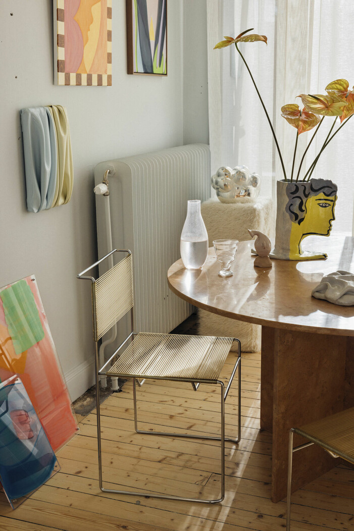 Från vänster till höger: plexiglastavlor, Giulia Cairone, silikontavla, Manon Steyaert, glasmoln Studio Reiser, och marmorbord, Public Studio. Plexiglastavlor, Giulia Cairone, silikontavla, Manon Steyaert, glasmoln Studio Reiser, och marmorbord, Public Studio.
