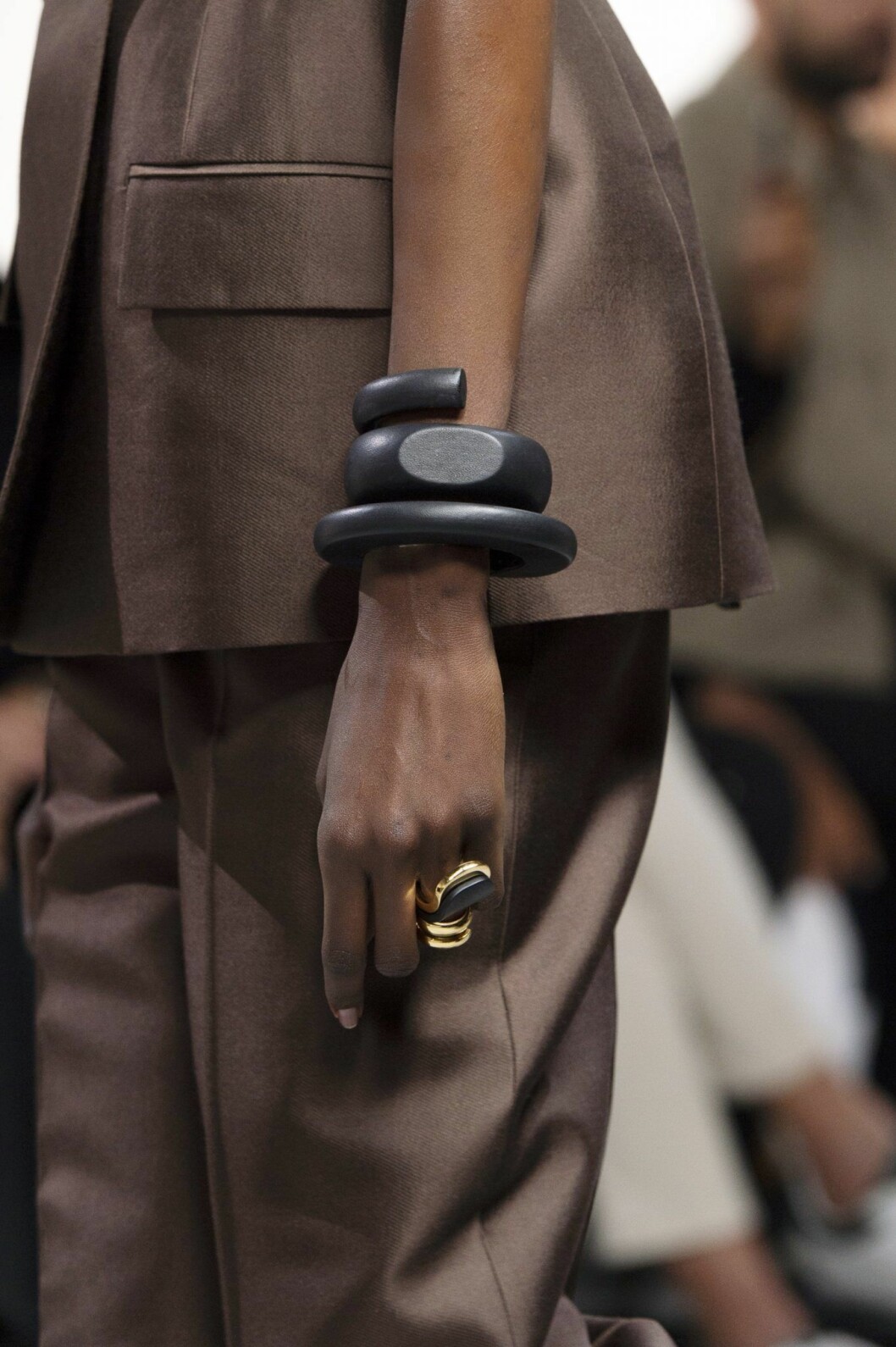 Stora grafiska armband höjder din vårlook
